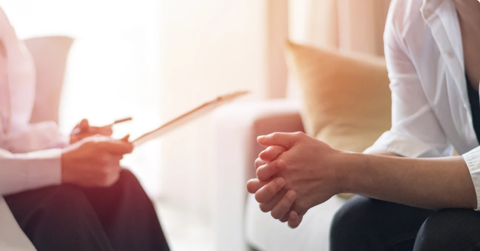 sesión de terapia presencial con Ana Heredia, psicóloga perinatal